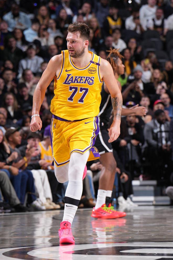 四川队鏖战篮网，东契奇关键制胜