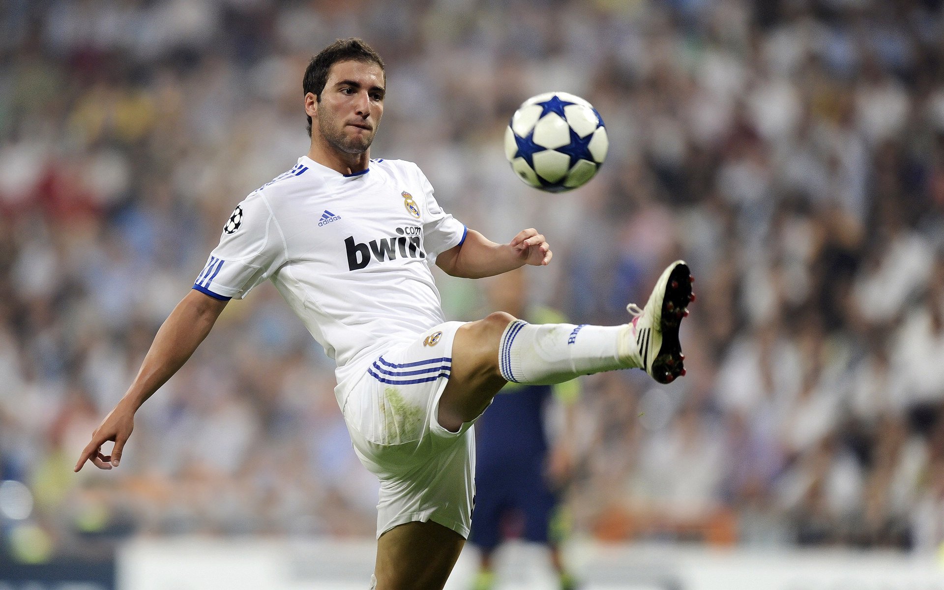 欧冠淘汰赛之夜，黄喜灿彻底打爆防线，亚洲风暴如何撕碎欧洲足球的傲慢叙事